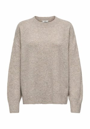 Pull en tricot beige avec un col rond, des épaules tombantes et des poignets côtelés. Texture douce, poids moyen et coupe décontractée.