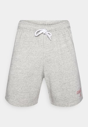 Pantaloncini grigi in cotone con cinturino elastico e cordino bianco. Presentano un logo ricamato rosso sulla gamba sinistra. Texture liscia, design fino al ginocchio.