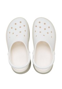 Zoccoli bianchi con fori di ventilazione circolari, una soletta testurizzata e cinturini posteriori regolabili, caratterizzati da una suola a contrasto color tan.