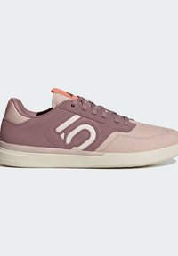 Scarpa con tomaia in suede rosa chiaro e viola, con logo bianco, lacci grigi e suola in gomma. Include un accento corallo a contrasto.