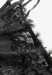 Next Trusser - black