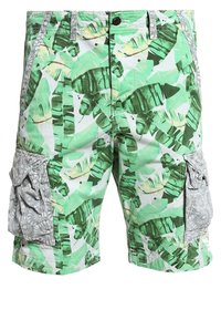 Spodenki cargo w zielony wzór z nachodzącymi na siebie liśćmi w różnych odcieniach, dwa boczne kieszenie z szarym kwiatowym wzorem oraz zapięcie na guzik.