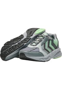 Gråa och gröna sportskor har en ovandel av mesh och syntetmaterial, texturerade snören och en tjock gummisula med ett distinkt mönster.