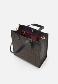 Brun mønsteret tote bag med sort læderkant, åben top, indvendig lynlåslomme og burgunderrød foring; har dobbelte top-håndtag og guldfinish.