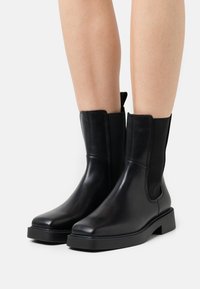 Vagabond JILLIAN - Enkellaarsjes met plateauzool - black