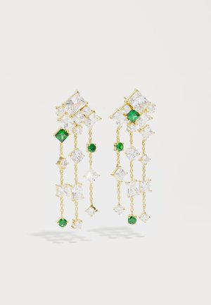 Boucles d'oreilles dorées avec des chaînes pendantes ornées de gemmes transparentes et vertes de différentes formes, y compris des carrés et des diamants.