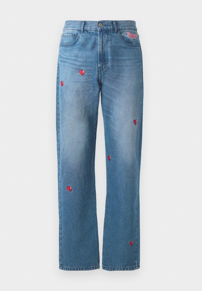 Jeans de ganga azul com corte reto, apresentando detalhes de bordado em forma de coração vermelho na parte da frente. Design clássico de cinco bolsos com um acabamento desbotado.