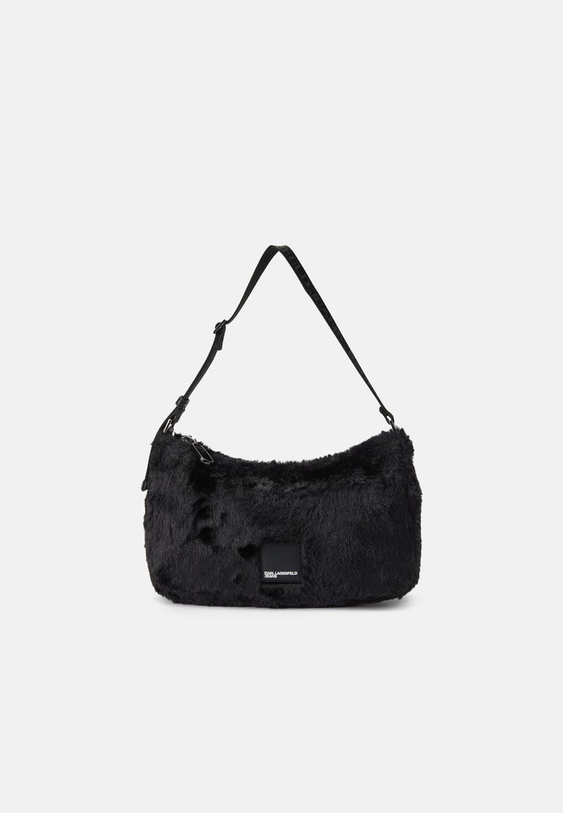 Μαύρη τσάντα τύπου φούρ �με ορθογώνιο σχήμα, ρυθμιζόμενο λουρί, κλείσιμο με φερμουάρ και υφή στην επιφάνεια. Διαθέτει λογότυπο στο πλάι.