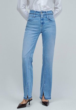 Jeans de cintura alta en color azul claro con corte recto, que presentan dobladillos desgarrados y un sutil desgaste. Fabricados en denim con detalles de bolsillos estándar.
