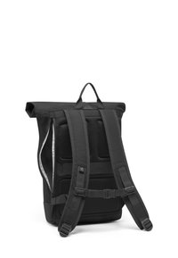 Fekete roll-top hátizsák párnázott hátrész, állítható vállpántok és mellheveder látható hátulról és enyhén oldalnézetből.