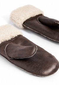 Hnedé kožené rukavice s krémovým umelým kožúškom; majú samostatný palec a hladkú textúru, s kontrastným prešívaním pozdĺž okrajov.