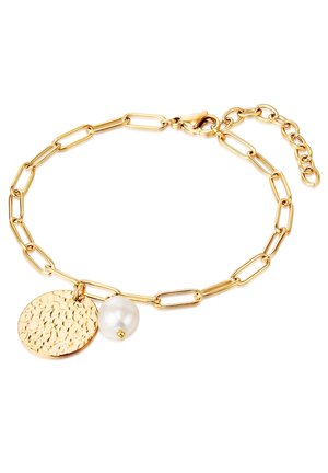 Bracciale in oro con maglie allungate, un ciondolo rotondo texturizzato e un accento di perla bianca. La superficie ha una finitura martellata.