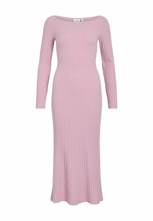 Ručně žebrované šaty s dlouhým rukávem v jemně růžové barvě, s výstřihem odkrytým na ramenou a přiléhavým střihem, který se rozšiřuje u lemu.