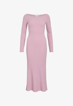 Pikad varrukad, soonikkoes kleit pehmes roosas toonis, millel on õlgu paljastav kaelus ja keha järgnev siluett, mis kerge alt laienev.