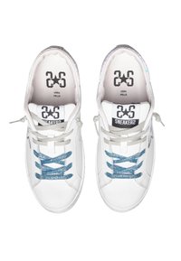 Sneaker bianchi in pelle con lacci blu glitterati e un accento argentato, caratterizzati da una punta tondeggiante e dettagli del logo sulla linguetta.