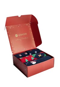 Scatola regalo rossa contenente cinque paia di calze con diversi design natalizi, tra cui pupazzi di neve, alberi e motivi festivi.