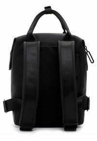 Mochila negra hecha de material texturizado con correas de hombro acolchadas y un respaldo de malla. Cuenta con un asa superior y un bolsillo lateral con cremallera.