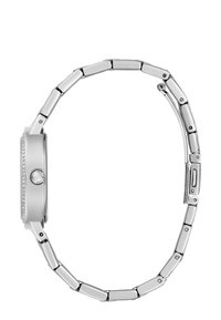 Reloj de pulsera en tono plateado con una caja circular, un bisel liso y una pulsera de eslabones metálicos que presenta segmentos alternos pulidos y cepillados.