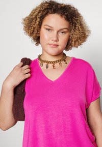 Vero Moda Curve VMAYA V-NECK NOOS CURVE - Navadna majica - pink yarrow
