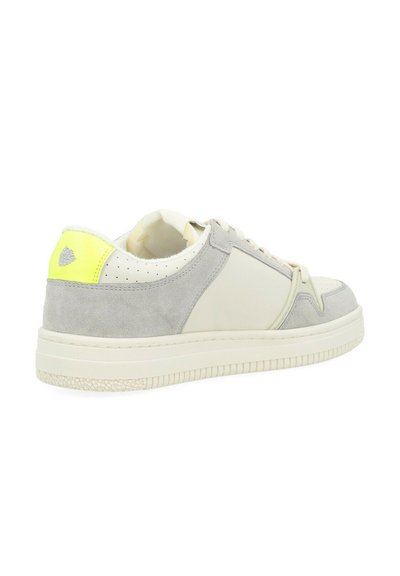 Sneaker in suede grigio e pelle crema con suola testurizzata e un accento giallo neon sul tallone. Design con lacci e dettagli perforati.