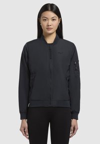 Giacca bomber blu navy con zip frontale, polsini e orlo a coste, tasca con zip sulla manica e dettaglio del logo ricamato.
