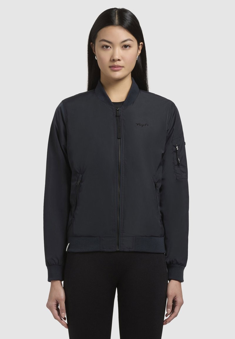 Giacca bomber blu navy con zip frontale, polsini e orlo a coste, tasca con zip sulla manica e dettaglio del logo ricamato.
