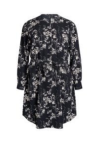 Svart klänning med vitt blommönster, långa ärmar, insydd midja och knytdetalj. Materialet verkar lätt och faller mjukt.
