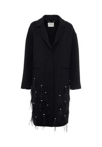 Cappotto in lana nera con colletto a punte, maniche lunghe, tasche laterali e dettagli decorativi in frange con accenti metallici all'orlo.