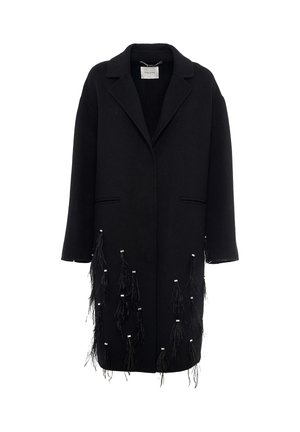 Manteau en laine noir avec col cranté, manches longues, poches latérales et détails de frange décoratifs avec des accents métalliques à l'ourlet.