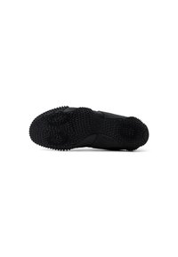 Suela de zapato de goma negra con patrón de agarre texturizado. Presenta una forma suave y redondeada y un logotipo de marca prominente.