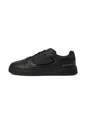 Baskets basses noires avec panneaux texturés et détails cloutés, arborant le logo Karl Lagerfeld sur le côté.