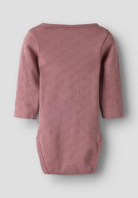 Vaaleanpunainen neulottu body, jossa on 3/4-hihat, hienovarainen sydänkuvio, pyöreä pääntie ja nepparikiinnitys alaosassa.