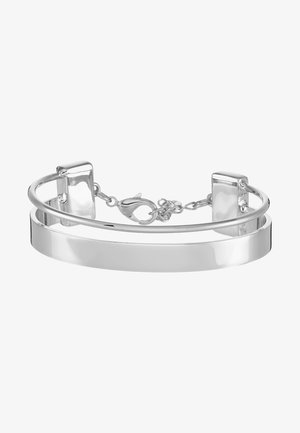 Silbernes Doppelbandarmband mit Karabinerverschluss und verstellbarer Kette auf weißem Hintergrund.
