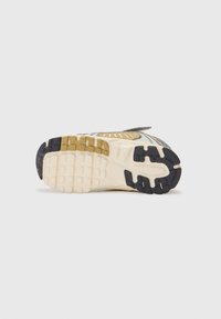 Sneaker-Außensohle mit einer strukturierten weißen Zwischensohle und schwarzen sowie braunen Gummidetails. Das Design umfasst Rillen für Traktion und Stabilität.