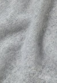 Szara dzianina z delikatną, subtelną fakturą i niewielkimi różnicami odcieni, podkreślająca gładką i przytulną powierzchnię.