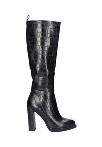 Botas de cuero negro hasta la rodilla con textura de cocodrilo, con un tacón grueso y plataforma, y un lazo en la parte superior para facilitar su uso.
