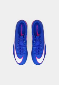 Μπλε ποδοσφαιρικά παπούτσια Nike Mercurial με υφασμάτινο συνθετικό επάνω μέρος με υφή, ροζ λεπτομέρειες και λευκό σχέδιο swoosh. Κορδόνια με επίπεδο προφίλ.