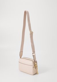 Geanta mică, bej, tip crossbody, cu un finisaj din piele netedă, două compartimente cu fermoar și o curea din material detașabilă și ajustabilă; accente din metal auriu.