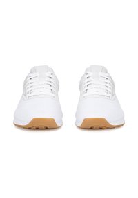 Białe buty sportowe z oddychającą siateczką, płaskimi białymi sznurówkami i brązową gumową podeszwą. Okrągły nosek i minimalne detale przeszyć.
