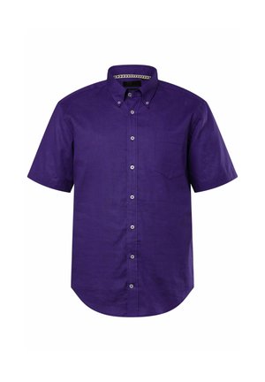 Kurzarmpfshirt aus einfarbigem lila Stoff, mit einer Tasche, Kragen und Knöpfen vorn, abgerundetem Saum und glatter Textur.