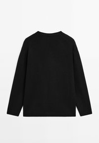 Maglione nero realizzato in morbido tessuto, caratterizzato da un design semplice, maniche lunghe e scollatura a girocollo. Nessun motivo o dettaglio visibile.