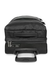 Maleta negra con ruedas con una sección superior acolchada, cremalleras dobles, cerradura de combinación y asa retráctil. Tela texturizada con detalles lisos.