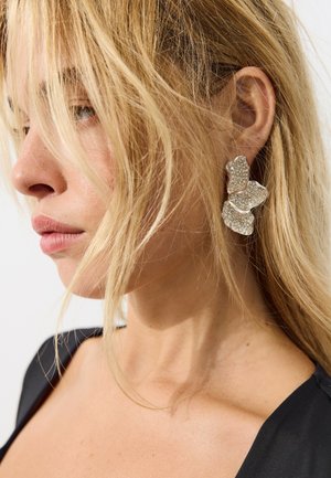 Stradivarius, FAN-SHAPED DANGLE EARRINGS - Boucles d'oreilles - metallic grey