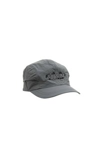 Gorra gris hecha de tejido ligero, con un logo texturizado "MWM" en negro en el panel frontal. Visera curva y detalles cosidos.