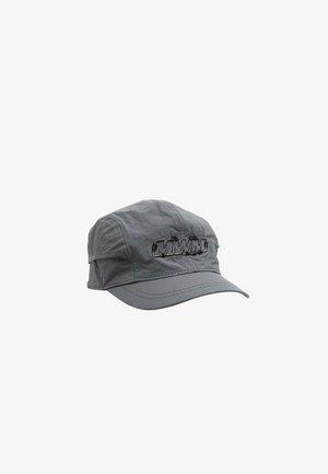 Gorra gris hecha de tejido ligero, con un logo texturizado "MWM" en negro en el panel frontal. Visera curva y detalles cosidos.
