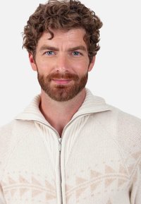 Pull en tricot écru avec col à demi-fermeture éclair. Présente un motif texturé de formes géométriques en beige, avec une apparence douce et confortable.