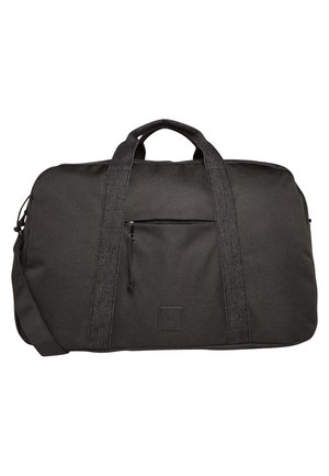 Czarna torba typu duffel z tkaniny, z dwoma górnymi uchwytami, regulowanym paskiem na ramię i przednią kieszenią zapinaną na zamek, na białym tle.