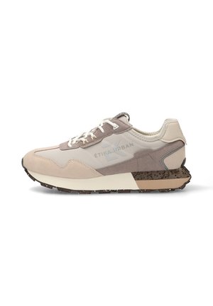 Zapatillas beige y marrón con cordones que presentan una mezcla de cuero y ante, con una suela texturizada y un sutil logotipo en el lateral.
