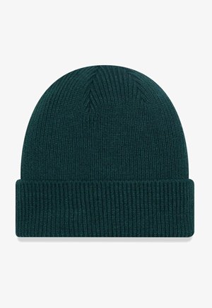 Gorro de malha verde escuro com textura canelada, topo arredondado e bainha dobrada. Feito de tecido macio para calor e conforto.