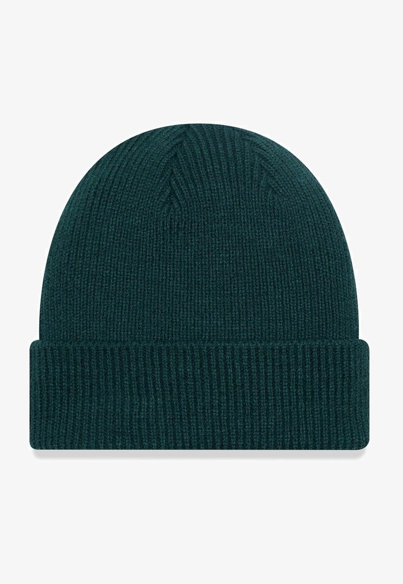 Gorro de malha verde escuro com textura canelada, topo arredondado e bainha dobrada. Feito de tecido macio para calor e conforto.